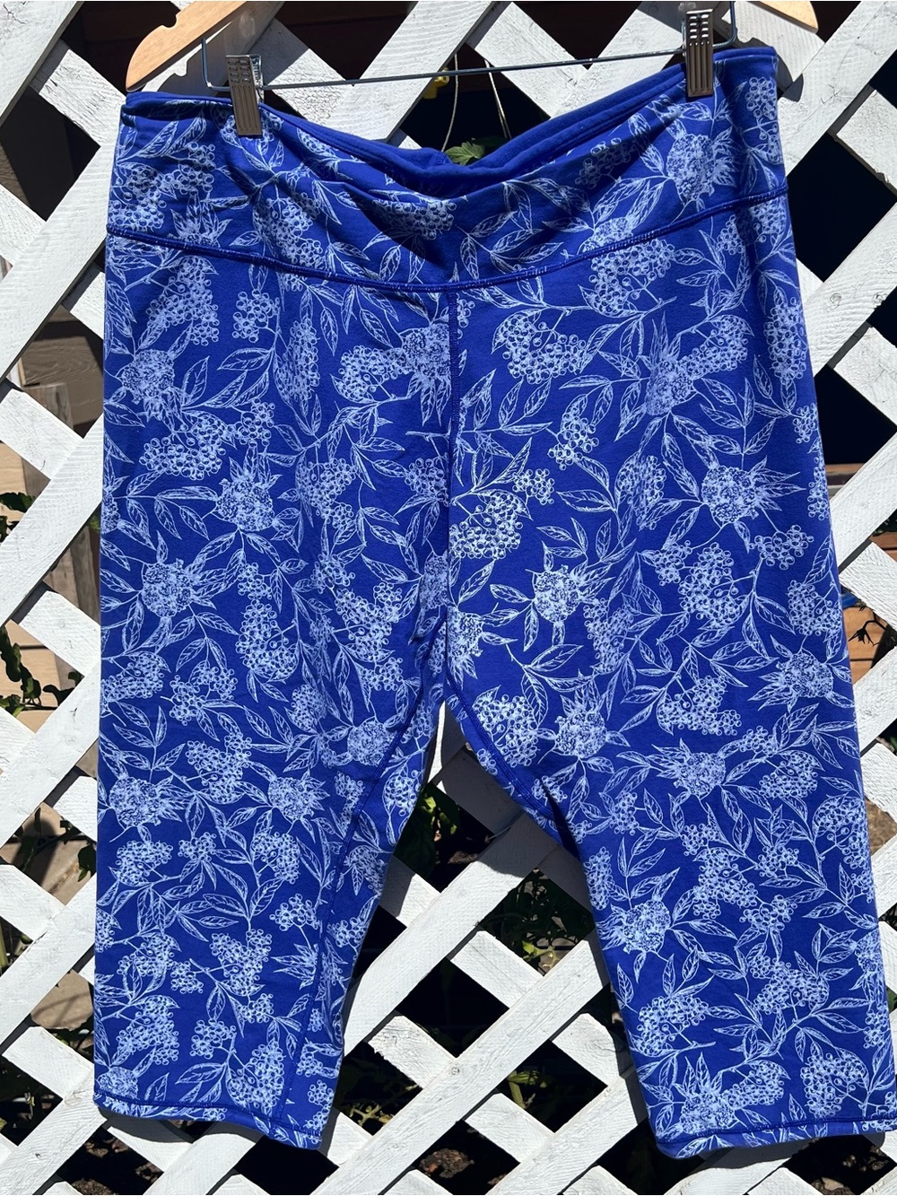 Women With Control XL Blue Floral Leggings Tummy Control Capri Pants Athleisure